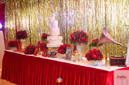 Rèm kim tuyến đám cưới